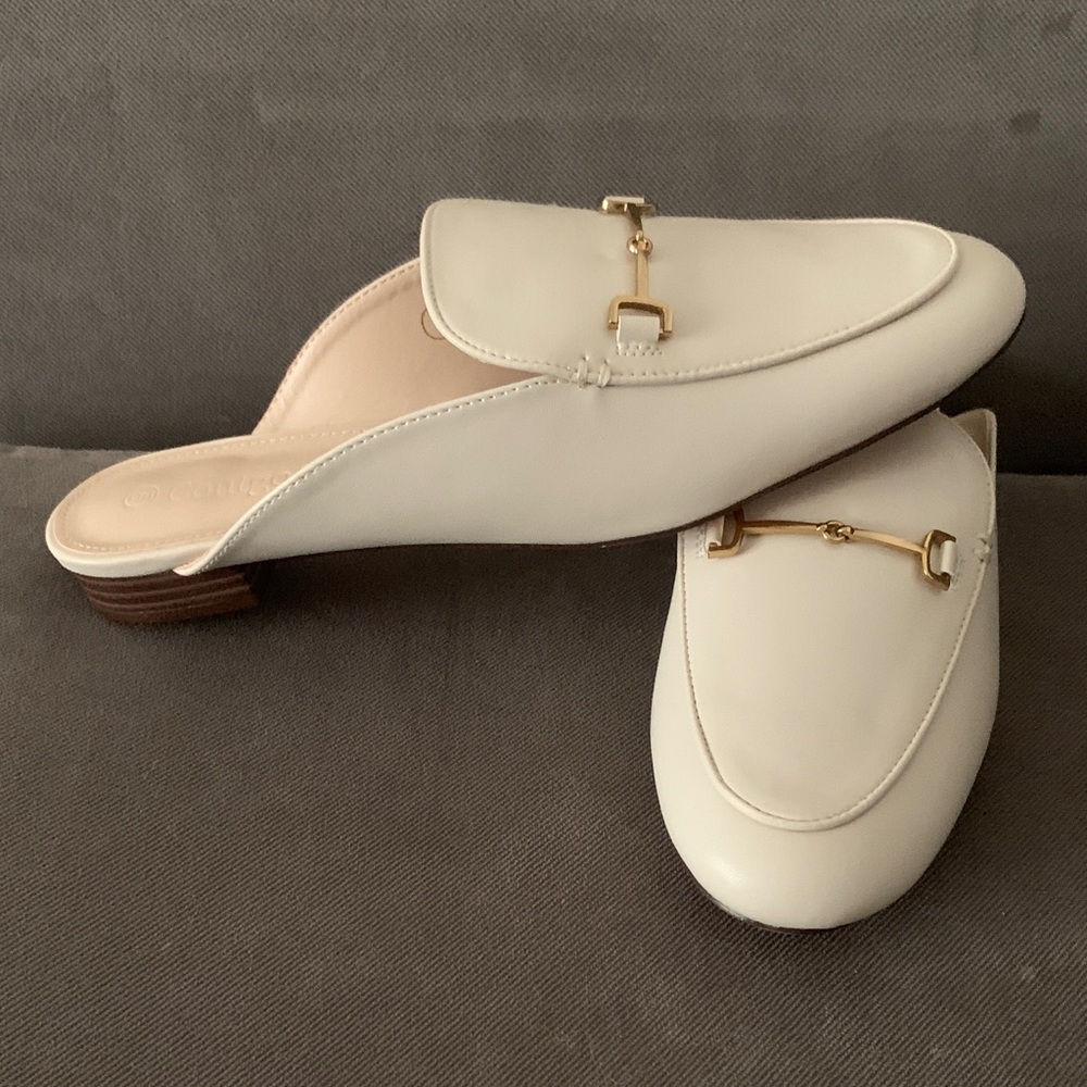 Elegant Cream Mules with Gold Accent